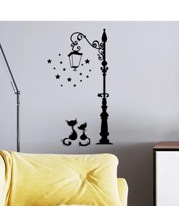 Détail sticker mural silhouettes de chats sous un lampadaire rétro sur mur beige