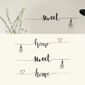 Détail du sticker mural Home Sweet Home avec motifs d'ampoules et cœurs artistiques