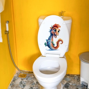 Détail d'un autocollant hippocampe 3D sur un abattant de WC blanc pour décoration