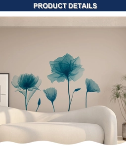 Détail de stickers muraux fleurs bleues translucides dans un salon moderne