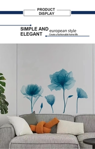Vue détaillée de stickers muraux fleurs bleues translucides sur un fond de canapé moderne