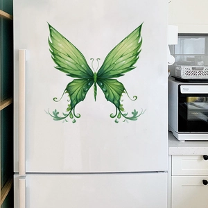 Détail d'un sticker papillon vert montrant les motifs de vigne sur une porte de frigo blanc