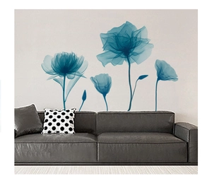 Stickers muraux fleurs bleues translucides avec 4 fleurs et bourgeons sur mur gris