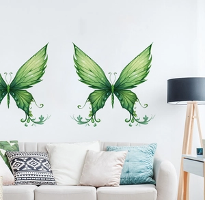 Détail d'un sticker mural papillon vert avec des textures fines sur un mur de salon blanc