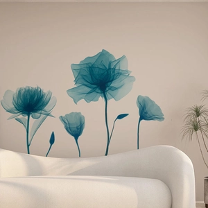 Stickers muraux fleurs bleues translucides dans une chambre moderne avec canapé épuré
