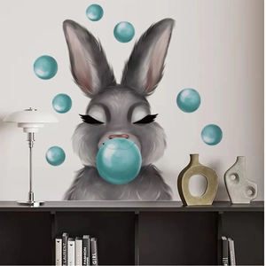 Dettaglio dell'adesivo murale con un coniglio realistico che soffia bolle blu per interni