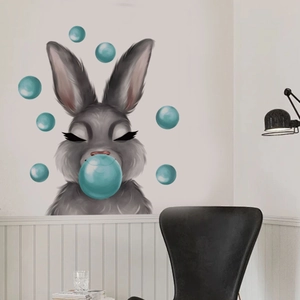 Adesivo murale con coniglio grigio che soffia bolle blu per decorazioni di interni