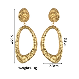 Boucles d'oreilles géométriques creuses irrégulières en acier doré à texture martelée