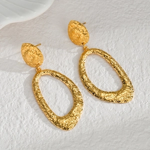 Boucles d'oreilles géométriques dorées avec texture martelée et finition vintage