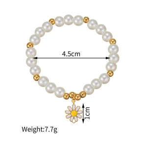 Detail eines elastischen Perlenarmbands mit Gänseblümchen-Anhänger und Größenangabe 4,5 cm