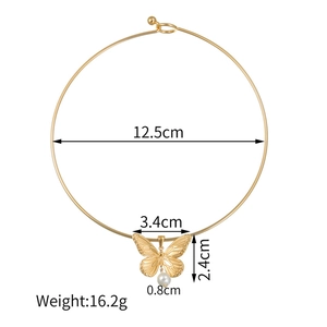 Dettaglio choker a farfalla dorata con perla e indicazioni delle dimensioni