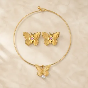 Elegante Collana Con Pendente a Farfalla in Acciaio Inossidabile Con Perla Artificial E Orecchini Con Gemma Rosa E Anello Aperto