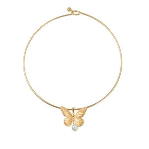 Elegante collana choker dorata con farfalla e perla bianca su sfondo bianco puro