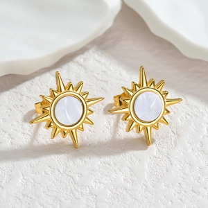 Pendientes de estrella solar en acero inoxidable dorado con esmalte blanco moderno