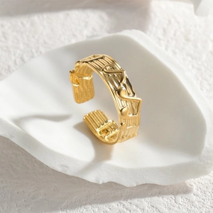 Anello regolabile in acciaio placcato oro 18K con note musicali su vassoio di pietra