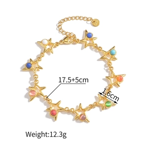 Detalle de pulsera de acero inoxidable con estrellas de colores y especificaciones