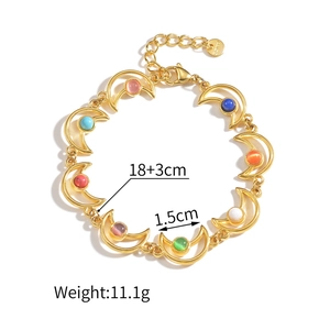 Detalle de la pulsera luna bohemia de acero inoxidable dorado con cuentas de colores y medidas