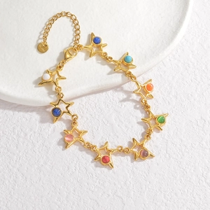 Pulsera bohemia de acero inoxidable dorado con estrellas de colores y cierre de langosta