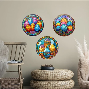 Vue détaillée des stickers muraux 3D œufs de Pâques style vitrail dans un salon moderne