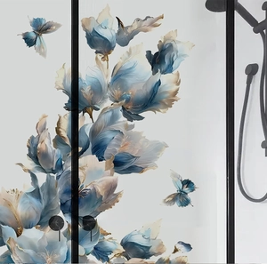 Detail von blauen Aquarell-Blumenwandstickern mit Schmetterlingen auf einer Glastür