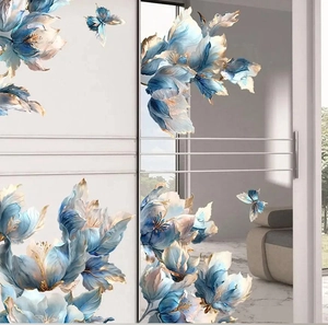 Detailansicht der indigoblauen und goldenen Blumenaufkleber mit Schmetterlingen an Glastüren