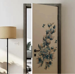 Detailansicht der blauen Blumen-Wandaufkleber und Schmetterlinge an einer weißen Tür