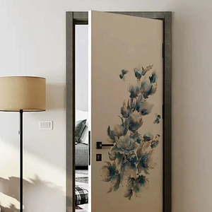Wandaufkleber mit blau-beigen Blumen und Schmetterlingen auf einer hellen Holztür