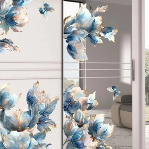 Wandaufkleber mit blau-goldenen Blumen und Schmetterlingen für moderne Glastüren im Haus