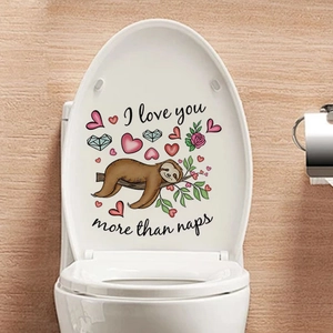 Détail de l'autocollant paresseux mignon et texte sur abattant de WC blanc