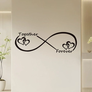 Detail der Infinity-Wandtattoo mit Together Forever Schriftzug und Herzakzenten