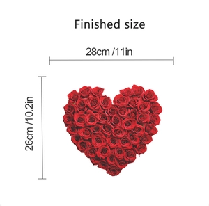 Dettaglio adesivo per WC con rose rosse a forma di cuore, dimensioni 28x26cm
