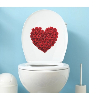 Dettaglio adesivo per WC a forma di cuore con rose rosse in un ambiente bagno pulito