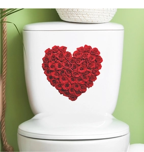 Dettaglio di adesivo a cuore con rose rosse su una cassetta WC in ceramica bianca