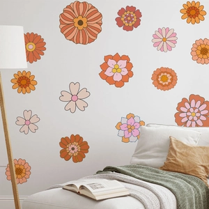Détail de stickers muraux fleurs bohèmes aux tons chauds sur un mur de chambre cosy