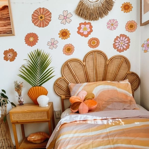 Gros plan de stickers muraux floraux rétro aux tons orange chaud pour la chambre