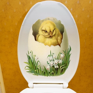 Detail van een schattig geel kuiken met lelietjes op een witte wc-dekselsticker