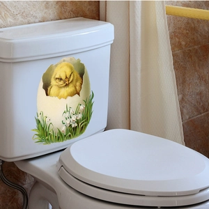 Detail van schattige gele kuiken muursticker met witte bloemen op keramisch oppervlak