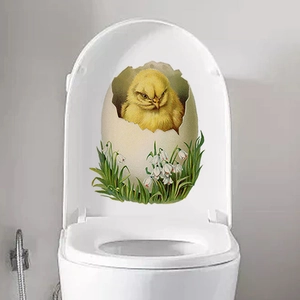 Toiletbril sticker met cartoon kuiken uit ei met witte lelietjes en groen grasveld