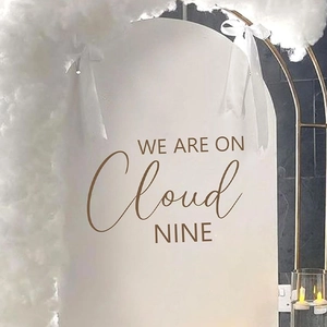 Adesivo murale We Are On Cloud Nine per baby shower con nuvole e decorazioni dorate