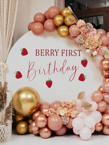 Détails des autocollants fraise et de l'arche de ballons pour premier anniversaire