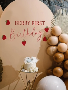 Détail du sticker mural fraise Berry First Birthday et décoration d'arche de ballons