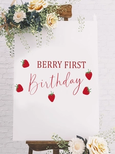 Détail de l'affiche de bienvenue premier anniversaire fraise avec décor fleuri