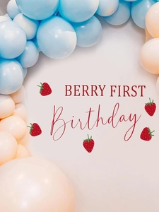 Détail de déco anniversaire Berry First avec ballons bleu pastel et autocollants de fraises