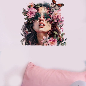 Sticker mural femme à lunettes de soleil et fleurs roses en PVC déco salon