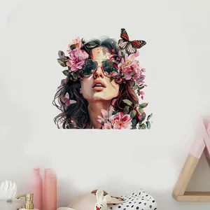 Sticker mural artistique femme avec fleurs roses et papillons pour décor de chambre