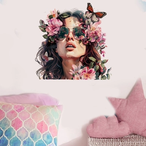 Sticker mural fille chic avec lunettes de soleil entourée de fleurs et papillons