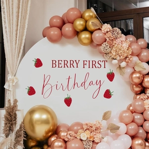 Kit décoration d'anniversaire Berry First avec fond fraise et arche de ballons rose