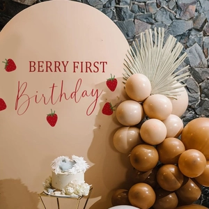 Toile de fond arquée Berry First Birthday avec motifs fraises et ballons neutres