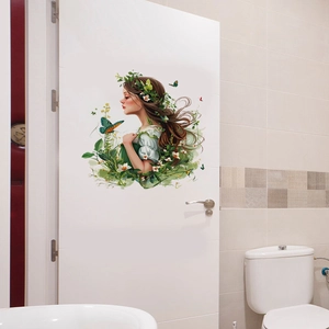 Détail d'un sticker mural fille de la forêt fleurie sur une porte blanche de salle de bain