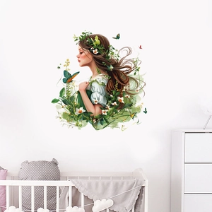Détail du sticker mural fille de la forêt avec papillons et plantes dans une chambre